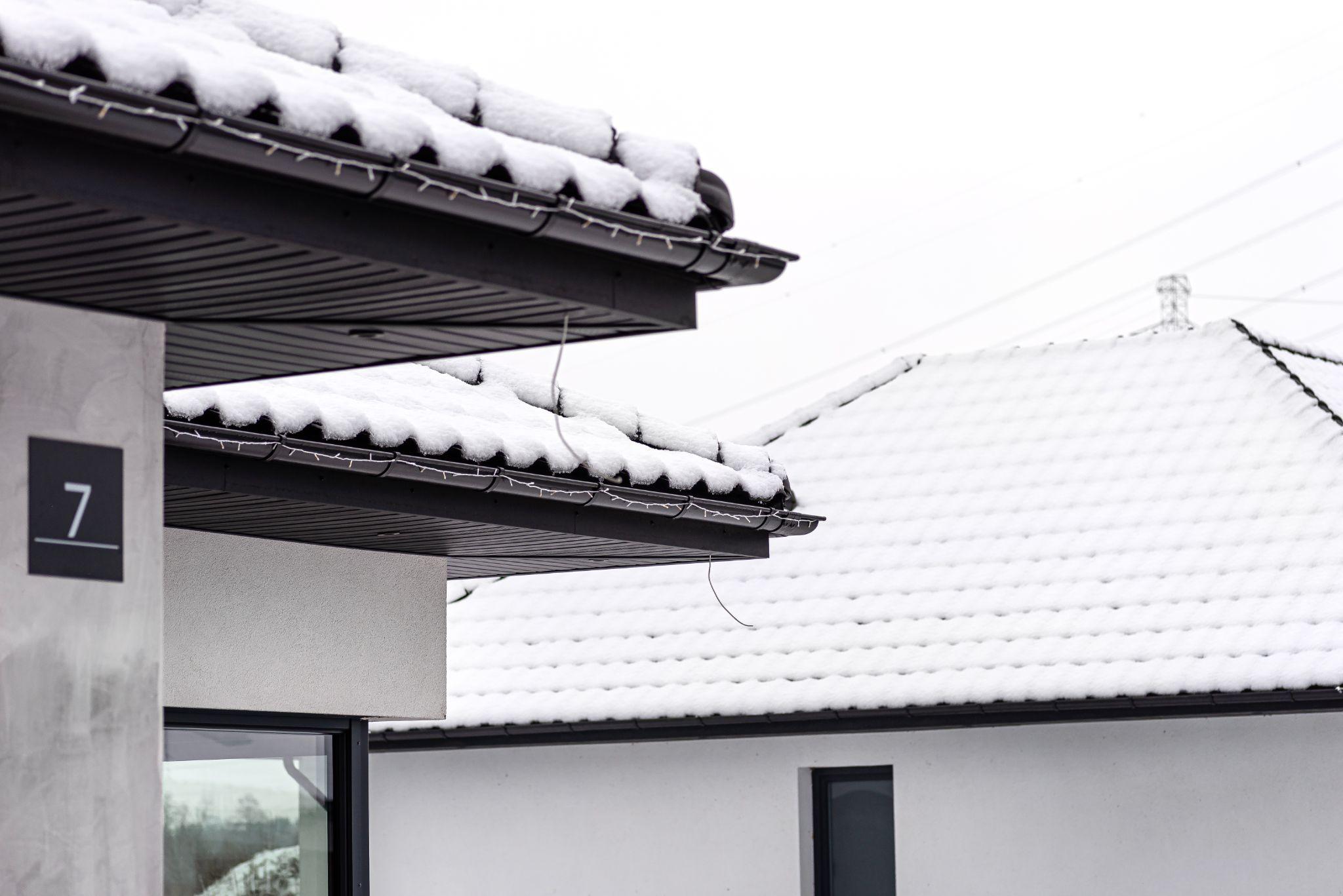 Les Dangers Cachés de l’Accumulation de Neige sur les Toitures : Pourquoi la Prévention est Essentielle