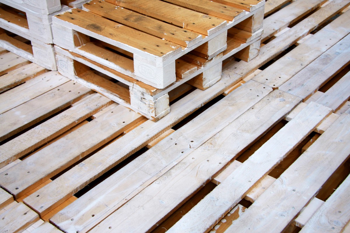 Palettes d’occasion : comment transformer ces supports en atouts pour vos chantiers de rénovation ?